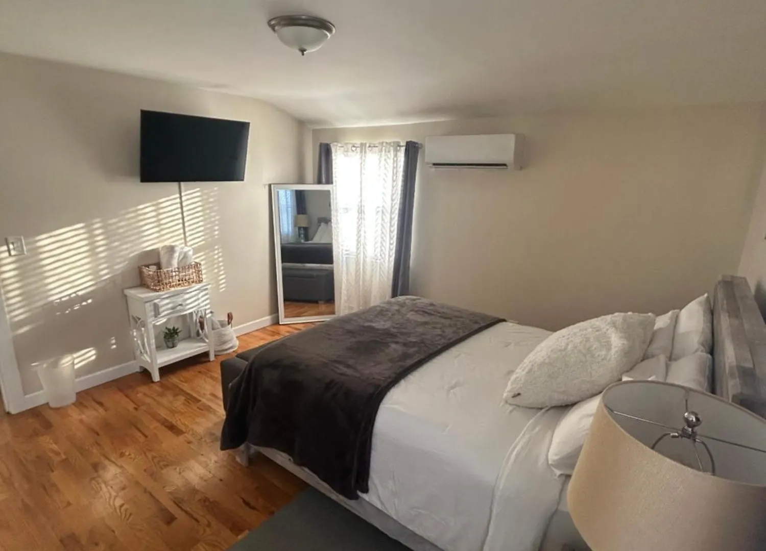 Chic Modern Bedroom 5 Mins From Jfk New York Accommodatie bij particulieren